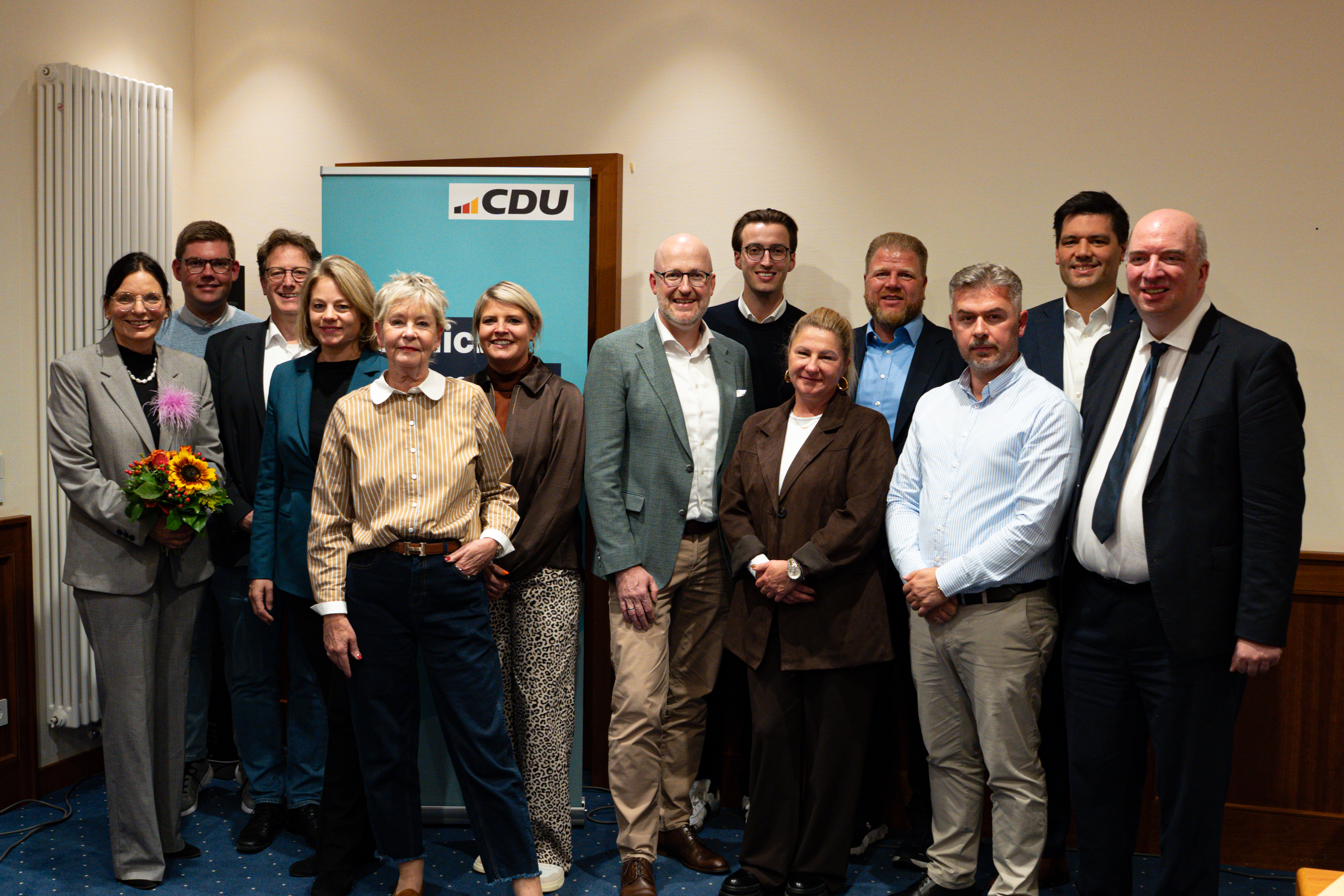 Der neu gew�hlte Vorstand des CDU-Stadtverbandes Herford mit Anke Theisen und Mirco Schmidt.

Von links: Anke Theisen, Dr. Daniel Teubner, Rouven Steffens, Nadine Fischer, Heike Oldemeier, Jessica Kr�ger, Thomas Beck, Kaspar J. Schlattmeier, Marion Hirs